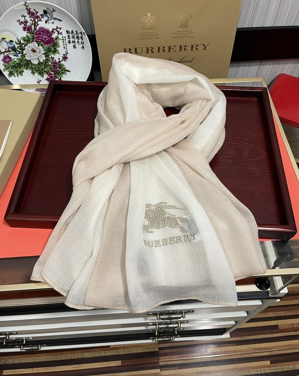 New   Burberry   using Inner Mongolia cashmere, heavily recommended   too beautiful   hot, everyone likes   when the hipsters have several Ba family scarves in the closet,   change a scarf will be enough to give you a re