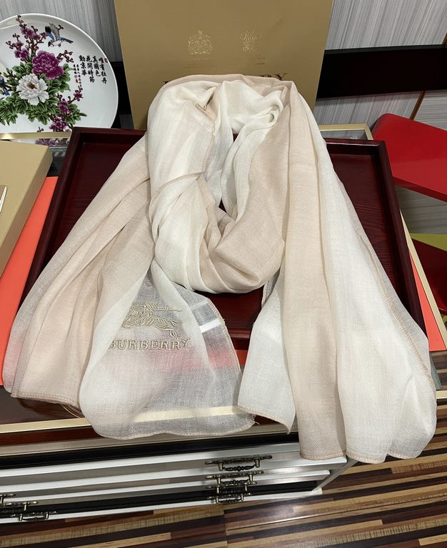 New   Burberry   using Inner Mongolia cashmere, heavily recommended   too beautiful   hot, everyone likes   when the hipsters have several Ba family scarves in the closet,   change a scarf will be enough to give you a re