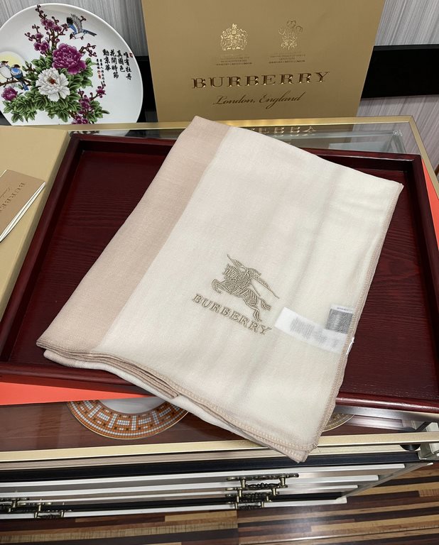 New   Burberry   using Inner Mongolia cashmere, heavily recommended   too beautiful   hot, everyone likes   when the hipsters have several Ba family scarves in the closet,   change a scarf will be enough to give you a re