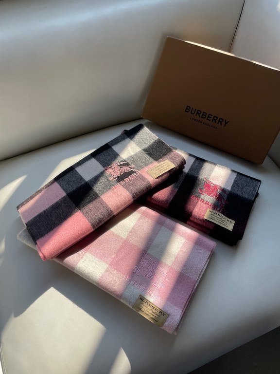 Price  Barberry classic plaid pop models   never out of fashion 100% top extreme lambswool material   very warm   soft skin-friendly, not tied neck   classic Barberry plaid design   unisex couples models     size 32  192