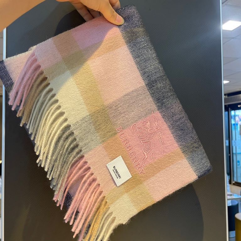 Burberry High-quality imported cashmere scarf shocked on the shelves of the latest overseas counter men and women couples cashmere scarf [Dag War Horse] domestic counters have not been on the shelves from the style to th