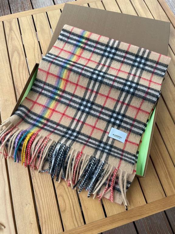 Classic heavy attack    Burberry Burberry Scottish rainbow high-end pure cashmere sense of texture scarf   key to this this kind of simple design is very versatile, can be matched with casual jackets can also be matched 