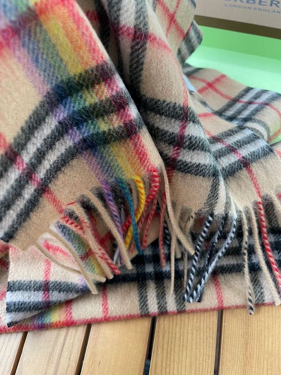 Classic heavy attack    Burberry Burberry Scottish rainbow high-end pure cashmere sense of texture scarf   key to this this kind of simple design is very versatile, can be matched with casual jackets can also be matched 