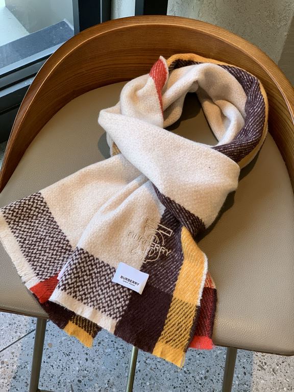 Matching tool  There is a kind of scarf is called casually scarf are fashionable  Bur fall and winter with easy to collide with a sense of seniority  Intellectual and foreign color weaving plaid scarf, color weaving proc