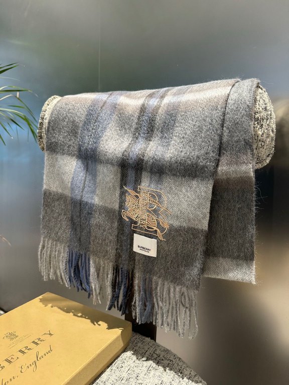 Barberry [Men's and Women's Scarves] Rage to keep for yourself, a rare high-end men's model! Family benefits! Burberry very positive men's scarf ~ fabric big love, very soft and delicate comfortable, light water ripple! 