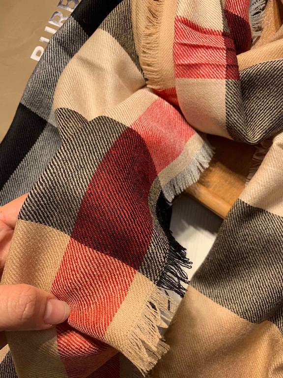 Bu. Boberly's most classic plaid model ~ grain clear fabric is excellent Nepalese cashmere raw materials. The touch is soft and delicate like a baby's skin. Scarf four sides scattered whiskers dynamic and energetic! On t