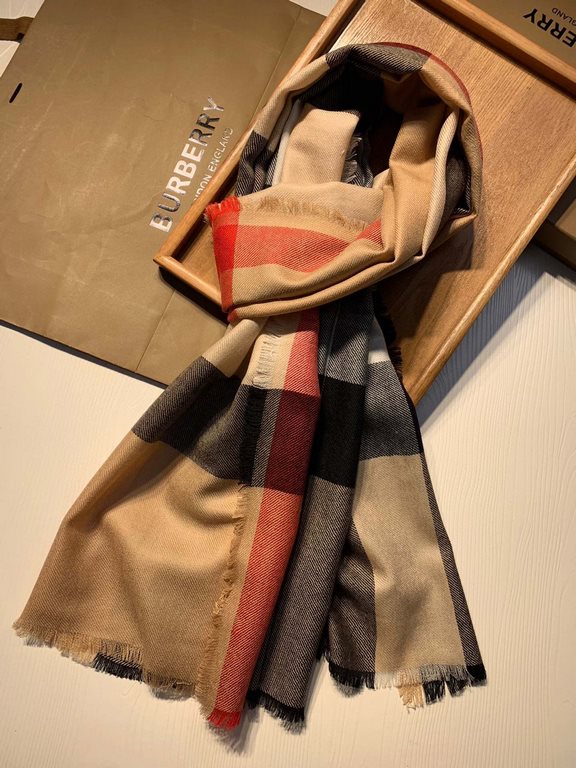 Bu. Boberly's most classic plaid model ~ grain clear fabric is excellent Nepalese cashmere raw materials. The touch is soft and delicate like a baby's skin. Scarf four sides scattered whiskers dynamic and energetic! On t