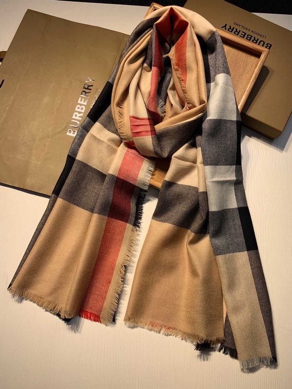 Bu. Boberly's most classic plaid model ~ grain clear fabric is excellent Nepalese cashmere raw materials. The touch is soft and delicate like a baby's skin. Scarf four sides scattered whiskers dynamic and energetic! On t