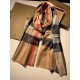 Bu. Boberly's most classic plaid model ~ grain clear fabric is excellent Nepalese cashmere raw materials. The touch is soft and delicate like a baby's skin. Scarf four sides scattered whiskers dynamic and energetic! On t