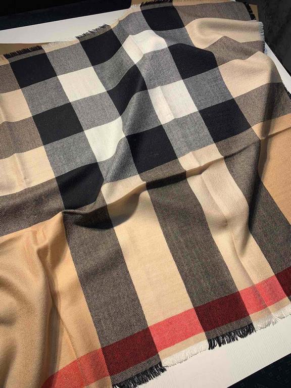 Bu. Boberly's most classic plaid model ~ grain clear fabric is excellent Nepalese cashmere raw materials. The touch is soft and delicate like a baby's skin. Scarf four sides scattered whiskers dynamic and energetic! On t