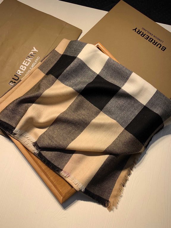 Bu. Boberly's most classic plaid model ~ grain clear fabric is excellent Nepalese cashmere raw materials. The touch is soft and delicate like a baby's skin. Scarf four sides scattered whiskers dynamic and energetic! On t