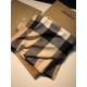 Bu. Boberly's most classic plaid model ~ grain clear fabric is excellent Nepalese cashmere raw materials. The touch is soft and delicate like a baby's skin. Scarf four sides scattered whiskers dynamic and energetic! On t