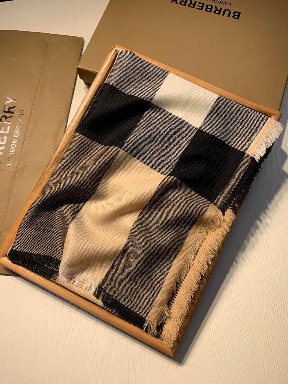 Bu. Boberly's most classic plaid model ~ grain clear fabric is excellent Nepalese cashmere raw materials. The touch is soft and delicate like a baby's skin. Scarf four sides scattered whiskers dynamic and energetic! On t