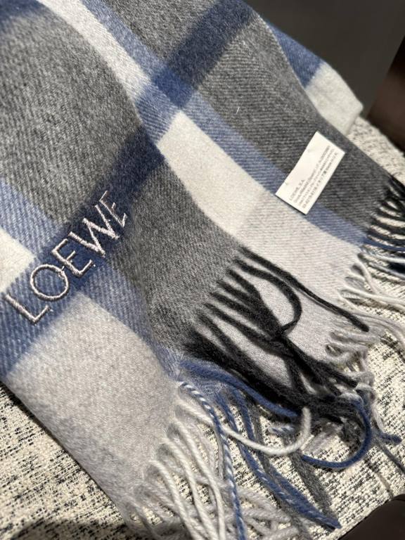 Loewe [Men's and Women's Scarves] Rage to keep for yourself, a rare high-end men's style! Family benefits! Burberry very positive men's scarf ~ fabric big love, very soft and delicate comfortable, light water ripple! Atm