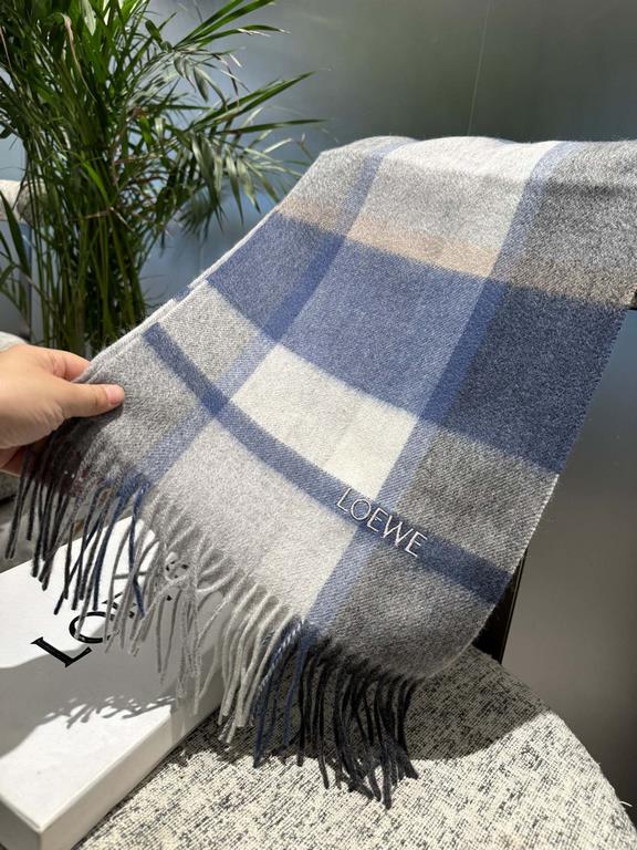 Loewe [Men's and Women's Scarves] Rage to keep for yourself, a rare high-end men's style! Family benefits! Burberry very positive men's scarf ~ fabric big love, very soft and delicate comfortable, light water ripple! Atm