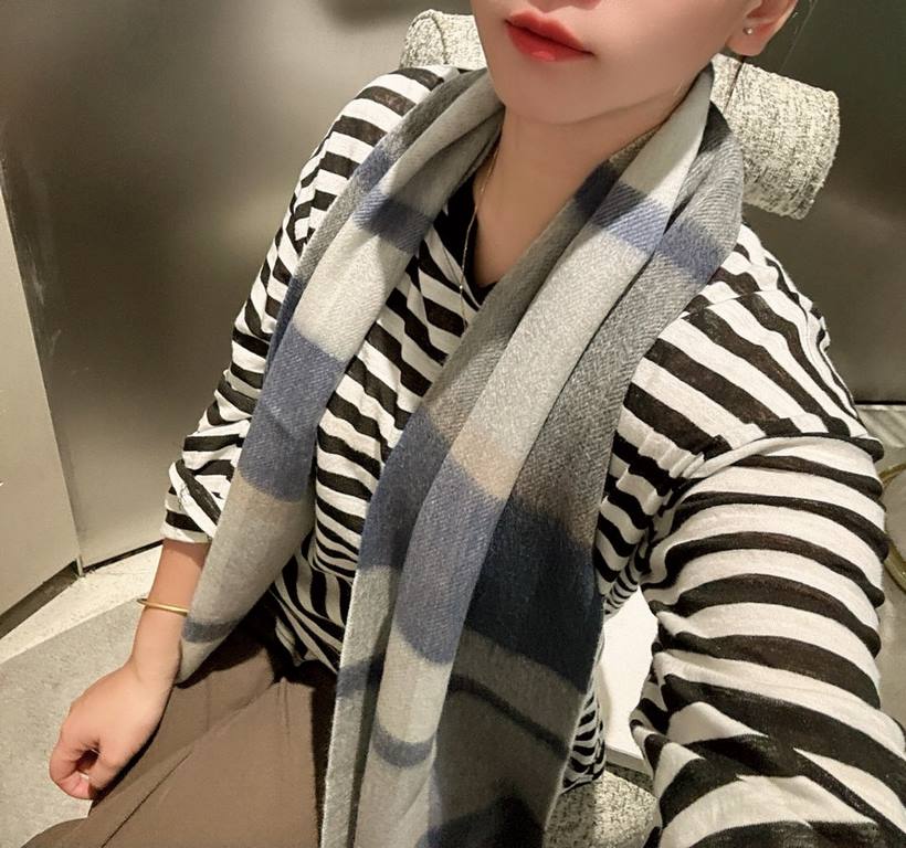 Loewe [Men's and Women's Scarves] Rage to keep for yourself, a rare high-end men's style! Family benefits! Burberry very positive men's scarf ~ fabric big love, very soft and delicate comfortable, light water ripple! Atm