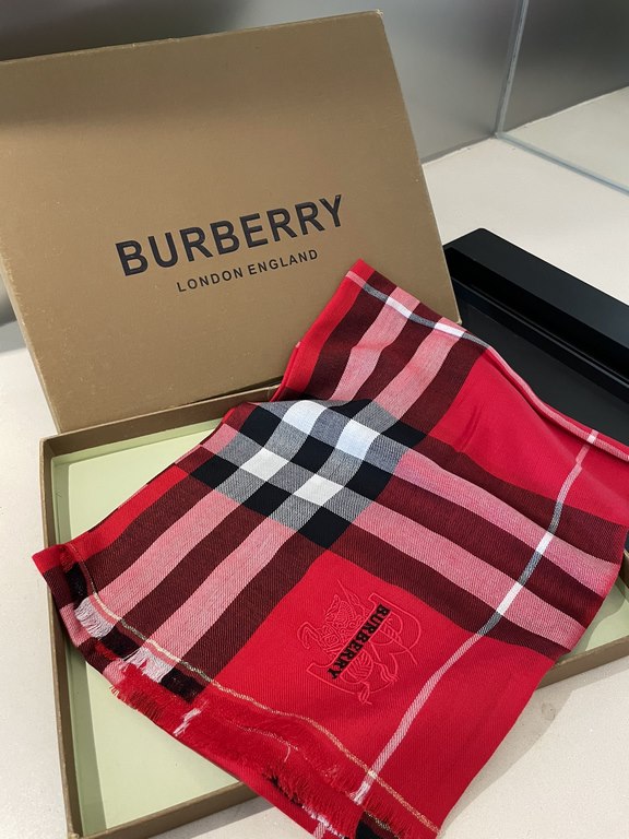 Heavyweight recommended   [top foreign single]   fire N years of the classic grid, when the trend of people have several Burberry scarves in the closet, a small scarf its role can not be underestimated, it is absolutely 