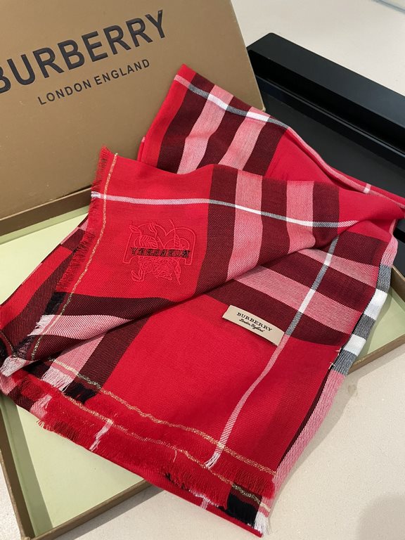 Heavyweight recommended   [top foreign single]   fire N years of the classic grid, when the trend of people have several Burberry scarves in the closet, a small scarf its role can not be underestimated, it is absolutely 