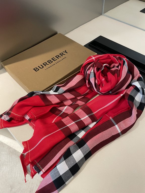 Heavyweight recommended   [top foreign single]   fire N years of the classic grid, when the trend of people have several Burberry scarves in the closet, a small scarf its role can not be underestimated, it is absolutely 