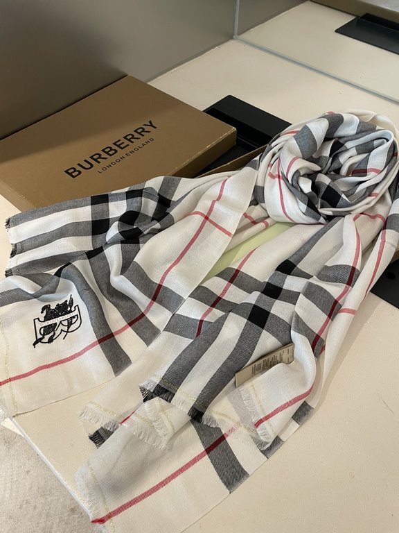 Heavyweight recommended   [top foreign single]   fire N years of the classic grid, when the trend of people have several Burberry scarves in the closet, a small scarf its role can not be underestimated, it is absolutely 