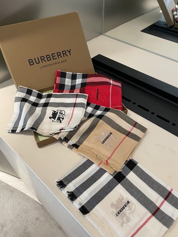 Heavyweight recommended   [top foreign single]   fire N years of the classic grid, when the trend of people have several Burberry scarves in the closet, a small scarf its role can not be underestimated, it is absolutely 