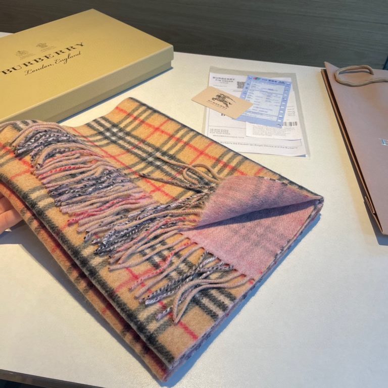 B Family. Double-sided cashmere scarf] BURBERRY! The latest hot scarf of the year! Top quality [high-end digital airbrush] 180  30cm, double-sided scarf available on both sides of a equal to two Oh ～ each side is very go