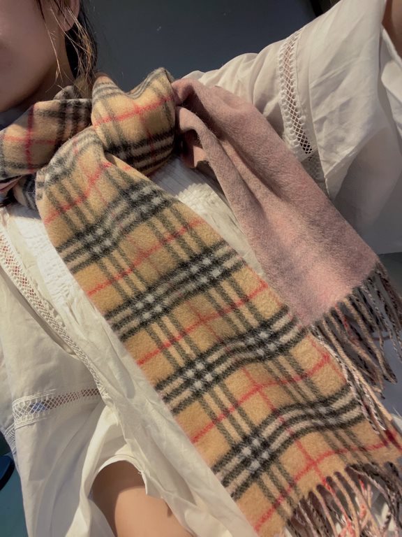 B Family. Double-sided cashmere scarf] BURBERRY! The latest hot scarf of the year! Top quality [high-end digital airbrush] 180  30cm, double-sided scarf available on both sides of a equal to two Oh ～ each side is very go