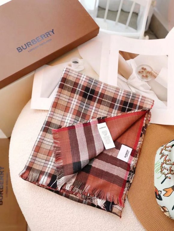 BurBerry.BurBerry Simple, simple, as always, exclusive style! Simple and advanced Modern chic and vintage tone just blend together perfectly, so nice!!!! This one is really super unbeatable looking! Really love how versa