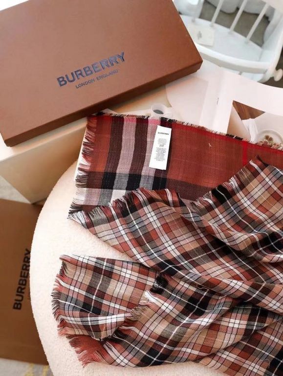 BurBerry.BurBerry Simple, simple, as always, exclusive style! Simple and advanced Modern chic and vintage tone just blend together perfectly, so nice!!!! This one is really super unbeatable looking! Really love how versa