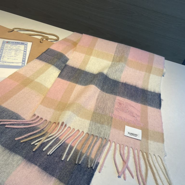 Burberry High-quality imported cashmere scarf shocked on the shelves of the latest overseas counter men and women couples cashmere scarf [Dag War Horse] domestic counters have not been on the shelves from the style to th