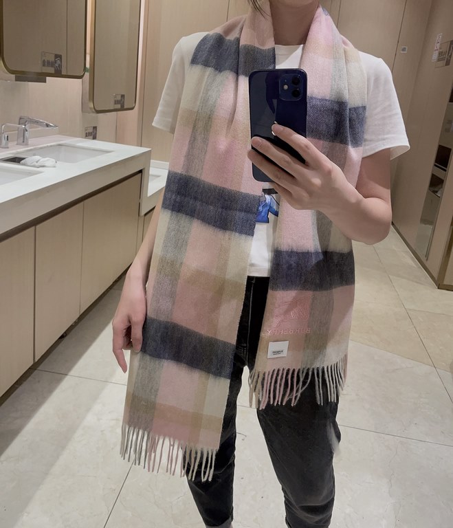 Burberry High-quality imported cashmere scarf shocked on the shelves of the latest overseas counter men and women couples cashmere scarf [Dag War Horse] domestic counters have not been on the shelves from the style to th