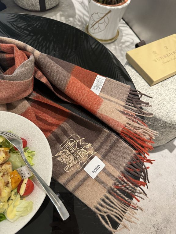 Barberry [Men's and Women's Scarves] Rage to keep for yourself, a rare high-end men's model! Family benefits! Burberry very positive men's scarf ~ fabric big love, very soft and delicate comfortable, light water ripple! 