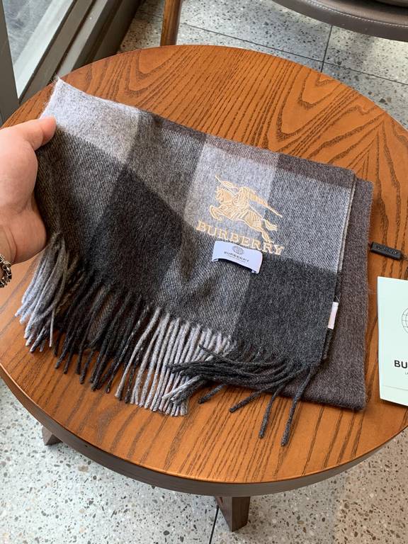 Burberry latest men's two-color pure cashmere scarf   our men's scarf and buy and cherish ~~~ men's models are really few and far between, only a few models a year, are export orders so it is more difficult to meet. Men'