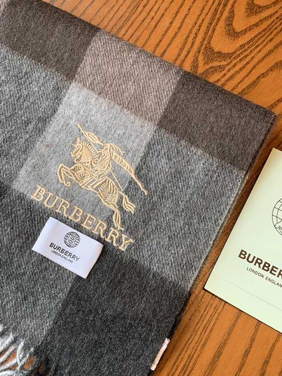 Burberry latest men's two-color pure cashmere scarf   our men's scarf and buy and cherish ~~~ men's models are really few and far between, only a few models a year, are export orders so it is more difficult to meet. Men'