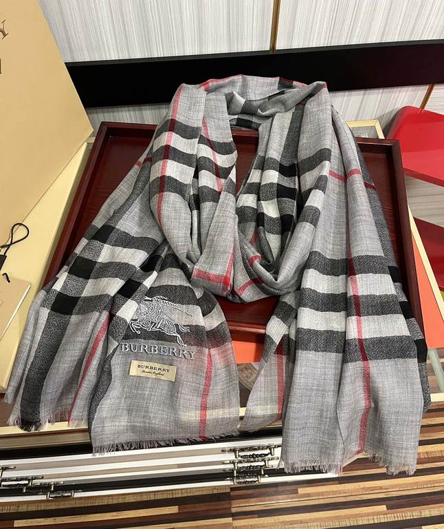 P   explosive Burberry   much-anticipated war horse embroidered label classic version arrived   the highest quality young designers to launch the latest concepts   with tonal yarn dyeing and then color weaving   interwov