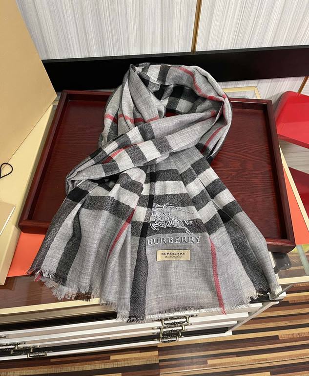 P   explosive Burberry   much-anticipated war horse embroidered label classic version arrived   the highest quality young designers to launch the latest concepts   with tonal yarn dyeing and then color weaving   interwov