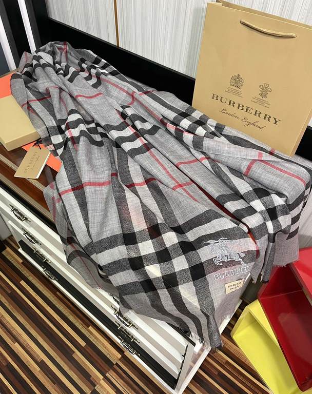 P   explosive Burberry   much-anticipated war horse embroidered label classic version arrived   the highest quality young designers to launch the latest concepts   with tonal yarn dyeing and then color weaving   interwov