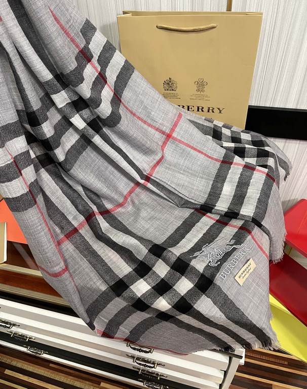 P   explosive Burberry   much-anticipated war horse embroidered label classic version arrived   the highest quality young designers to launch the latest concepts   with tonal yarn dyeing and then color weaving   interwov