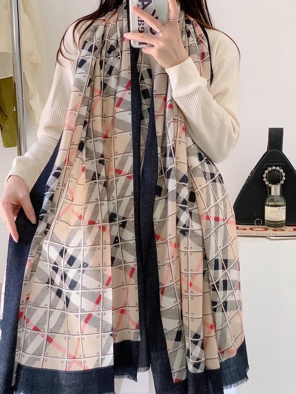 Will glow shiny scarf Burberry long scarf Dynamic and elegant urban styling accessories, soft touch. Classic Burberry floral pattern with plaid print, exquisite and gorgeous modeling embellishment, beautiful to the extre