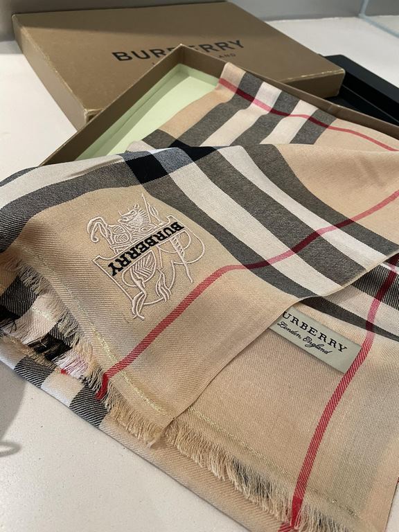 Heavyweight recommended   [top foreign single]   fire N years of the classic grid, when the trend of people have several Burberry scarves in the closet, a small scarf its role can not be underestimated, it is absolutely 