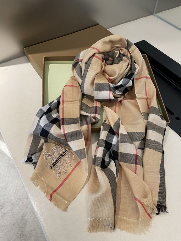 Heavyweight recommended   [top foreign single]   fire N years of the classic grid, when the trend of people have several Burberry scarves in the closet, a small scarf its role can not be underestimated, it is absolutely 