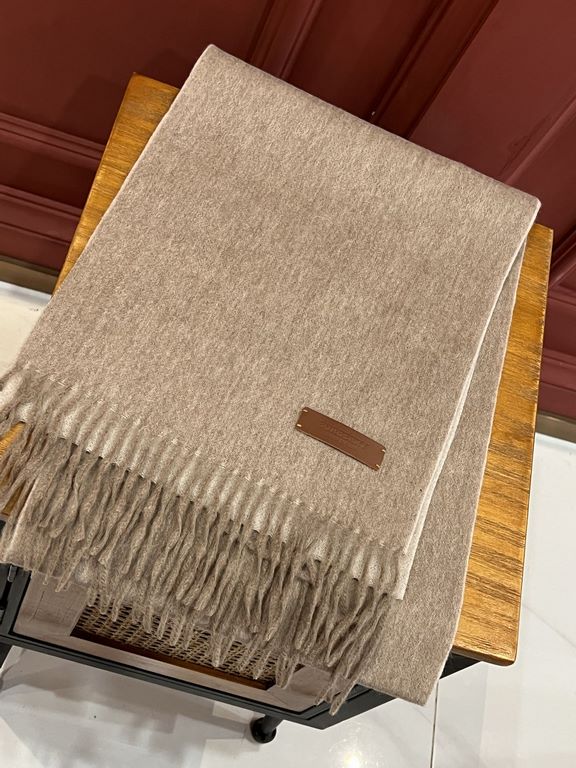 Burberry Couple's Double Sided Cashmere Scarf! Made of fine cashmere from the Mongolian plateau! The feel of the hand is full of fine fluff! The price is 100% affordable! The exquisite embroidery craft! Gift to keep thei