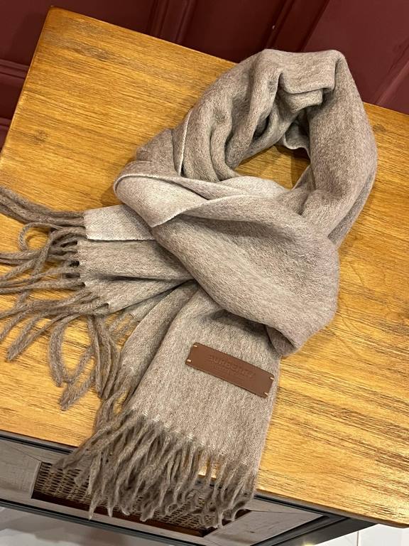 Burberry Couple's Double Sided Cashmere Scarf! Made of fine cashmere from the Mongolian plateau! The feel of the hand is full of fine fluff! The price is 100% affordable! The exquisite embroidery craft! Gift to keep thei