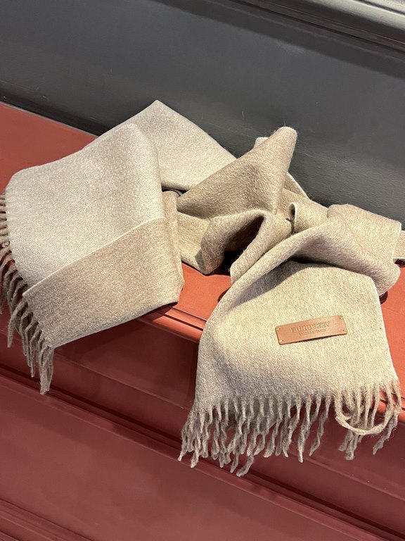 Burberry Couple's Double Sided Cashmere Scarf! Made of fine cashmere from the Mongolian plateau! The feel of the hand is full of fine fluff! The price is 100% affordable! The exquisite embroidery craft! Gift to keep thei