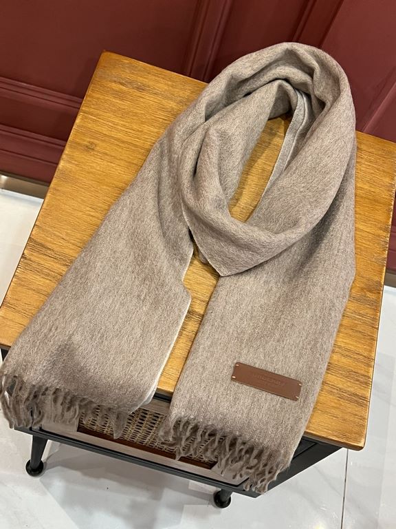 Burberry Couple's Double Sided Cashmere Scarf! Made of fine cashmere from the Mongolian plateau! The feel of the hand is full of fine fluff! The price is 100% affordable! The exquisite embroidery craft! Gift to keep thei