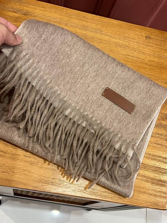 Burberry Couple's Double Sided Cashmere Scarf! Made of fine cashmere from the Mongolian plateau! The feel of the hand is full of fine fluff! The price is 100% affordable! The exquisite embroidery craft! Gift to keep thei