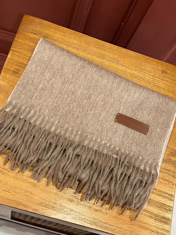 Burberry Couple's Double Sided Cashmere Scarf! Made of fine cashmere from the Mongolian plateau! The feel of the hand is full of fine fluff! The price is 100% affordable! The exquisite embroidery craft! Gift to keep thei