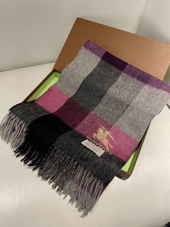 Barberry's newest plaid men's and women's welfare models   The classic plaid blended velvet scarf of the hallowed royalty Barba's War Horse  Exclusive Channel Goods bulingbuling collection! Hand one! Give a good gift for