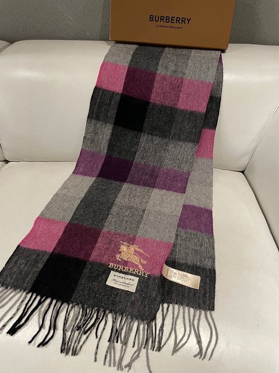 Barberry's newest plaid men's and women's welfare models   The classic plaid blended velvet scarf of the hallowed royalty Barba's War Horse  Exclusive Channel Goods bulingbuling collection! Hand one! Give a good gift for