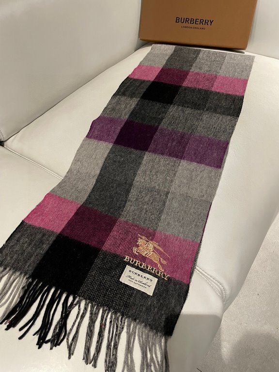 Barberry's newest plaid men's and women's welfare models   The classic plaid blended velvet scarf of the hallowed royalty Barba's War Horse  Exclusive Channel Goods bulingbuling collection! Hand one! Give a good gift for